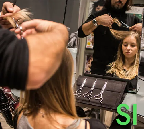 Hairstylist using Macs original magnetic scissor holder